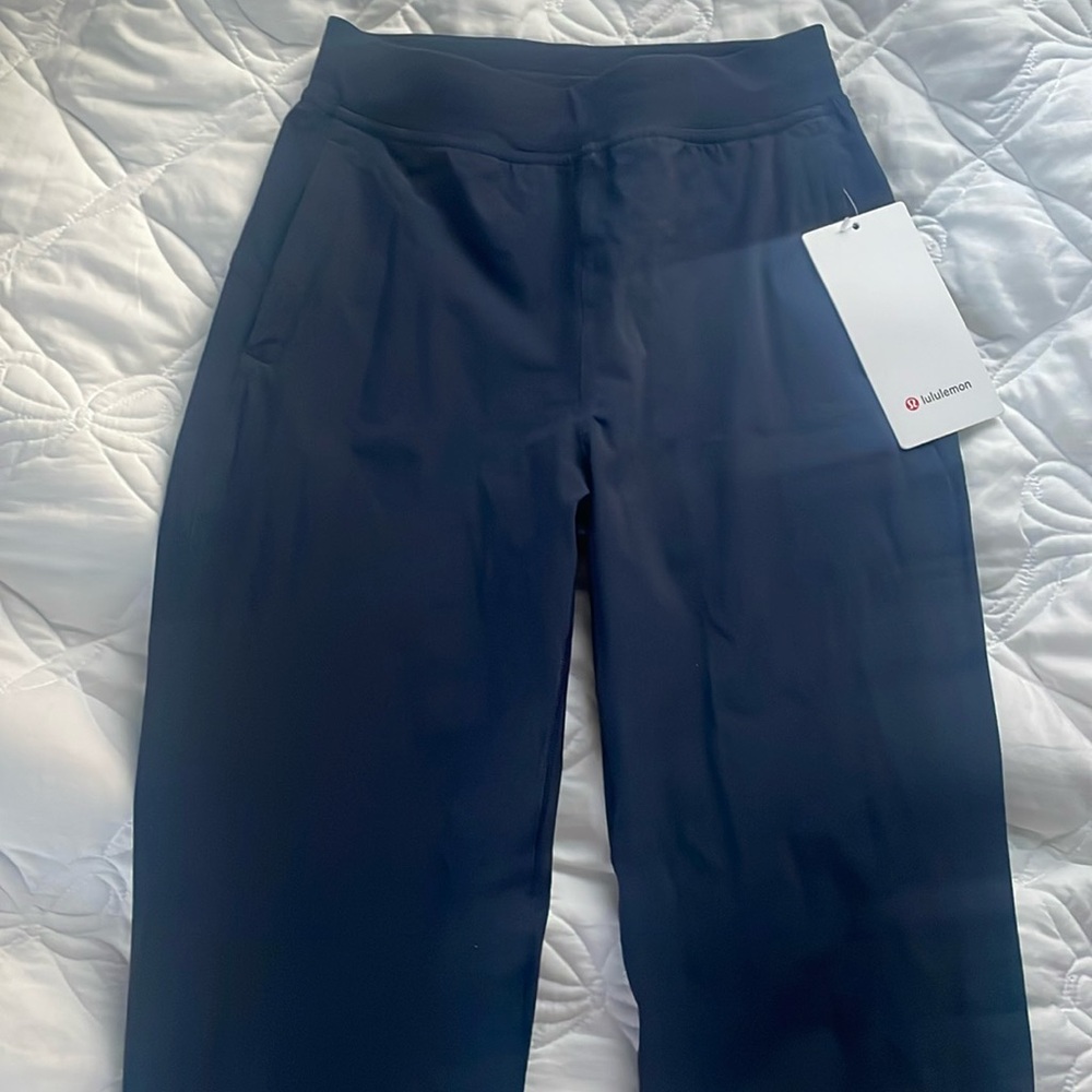 Lululemon joggers with the tag!
No marks of any kind w
Never worn
